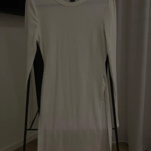 Lång topp - Åtsinnande med slits. 