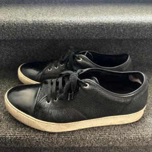 Lanvin Skor - Jag säljer mina Lanvin skor. Jag har haft dom såpass länge så har bestämt för att sälja dom. Dom sitter perfekt för storlek 44 och 44/1/2. Har  haft dom ett bra tag att jag inte har kvar lådan när jag bestållde skorna men dom sitter riktigt sköna och funkar perfekt. Är ni intresserade så är det bara att skriva :).