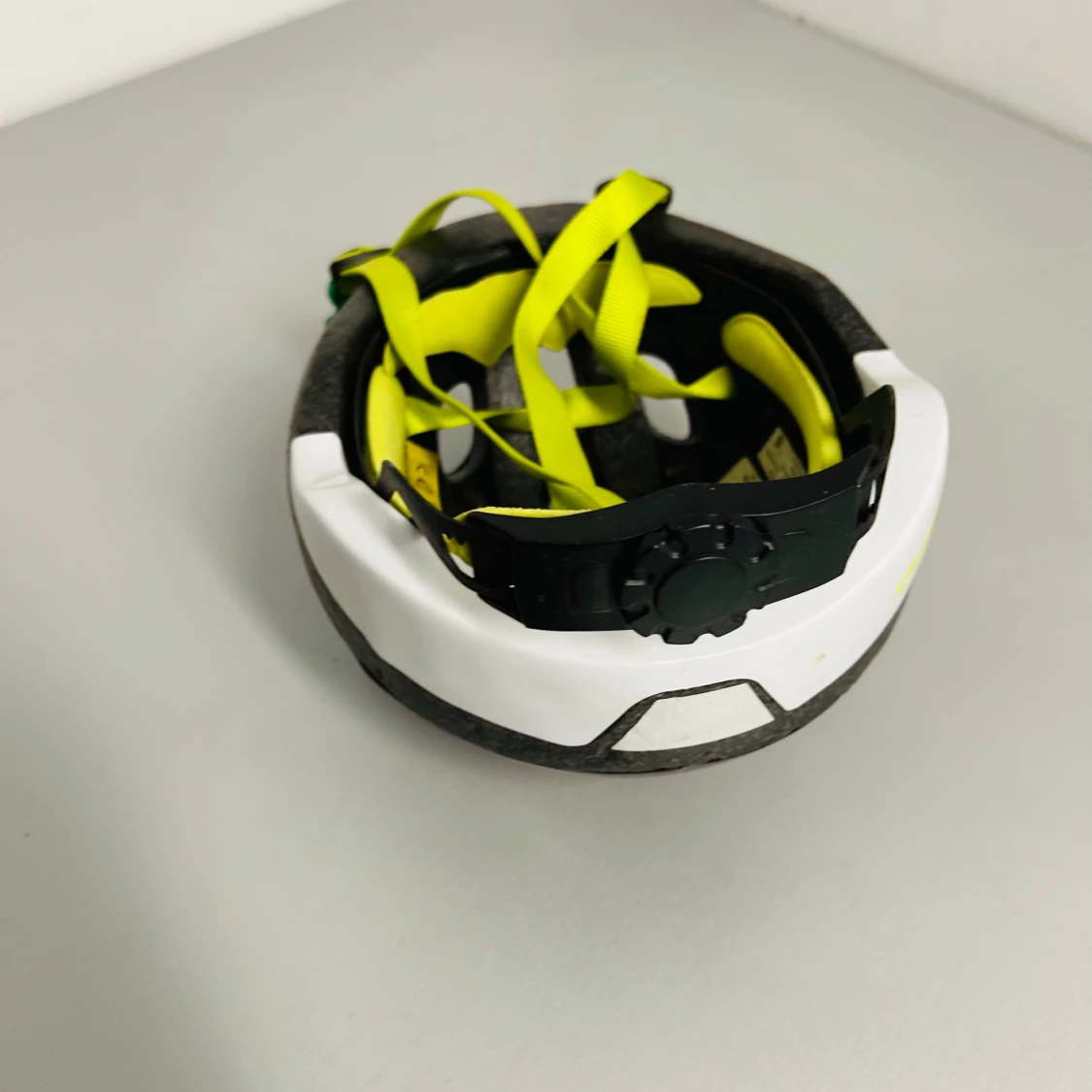 Svart och vit cykelhjälm - 92