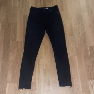 Svarta jeans från NA-KD - Säljer ett par svarta skinny jeans från NA-KD. De är i bra skick och har en snygg, tight passform. Perfekta för både vardag och fest! 🖤