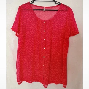 Röd Blus från Soyaconcept i storlek M - Röd tunn blus från Soyaconcept med knappar fram i storlek M. Längd 68 cm Bystmått 54 x 2 cm 