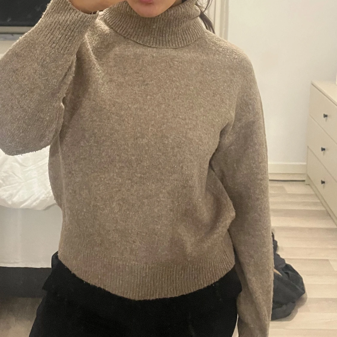 Beige stickad polotröja