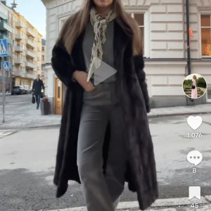 Mink päls - Mörkbrun pälskappa i minkpäls. Väldigt fint skick! Passar en storlek xs/s. 