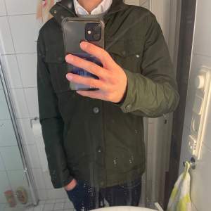 Hej, säljer min riktigt schysta john Henric field jacket. Skick 9/10. Inga defekter över huvud taget. Hör av er om ni vill ha fler bilder från min jacka. Storlek S passar M mvh Erik.