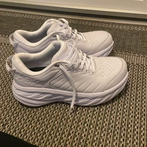 Hoka Bondi SR - Ett par oerhört sköna Hoka skor som inte kommer till användning. Inga tillbehör tillkommer dessvärre. Nypris ligger på upp mot 2500kr.