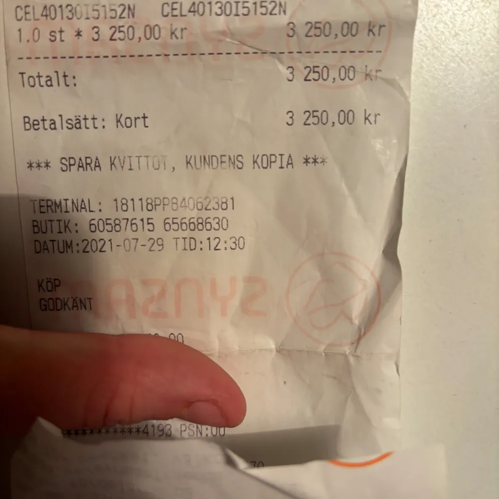 Snygga oversized solglasögon från Celine med en fyrkantig form och ett trendigt sköldpaddsmönster. Glasögonen har en mörk lins och kommer med ett elegant svart fodral. Passar någon med lite bredare huvud. . Asusteet.