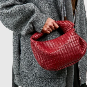 Röd flätad handväska - Snygg röd handväska med flätat mönster och dragkedja. Perfekt för att ge en färgklick till din outfit. Väskan har ett unikt knyt på handtaget som ger en extra touch av stil. endast använd en gång!💕