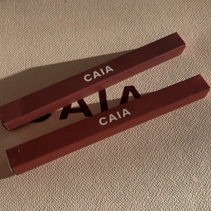 Läppennor från CAIA - Två läppennor från CAIA i nyanserna Frozen Berry och Pink Sunset. Perfekta för att definiera och fylla i läpparna med en mjuk och krämig formula. Oanvända! 💕💕💕💕 99kr styck ‼️‼️‼️