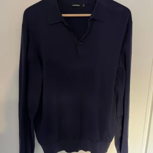 Mörkblå pikétröja från J.Lindeberg - Säljer en mörkblå pikétröja från J.Lindeberg. Storleken står som L men den passar bättre till dig som vanligtvis har M