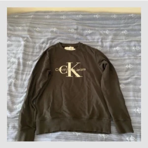 Svart tröja från Calvin Klein Jeans -  Säljer nu denna riktigt sköna CK tröja. Den är i bra skick och har använts endast ett fåtal gånger. Storlek M men passar även S. Priset är inte hugget i sten. Kom dm för frågor!