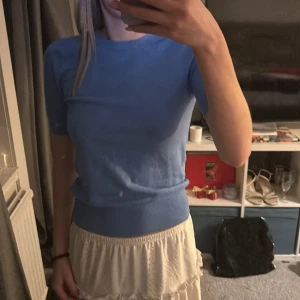 Blå kortärmad topp från Zara - Säljer en stilren blå topp från Zara med korta ärmar. Perfekt för en avslappnad look. Toppen har en rund halsringning och är tillverkad i ett mjukt material. Använd fåtal gånger, skriv för information💕