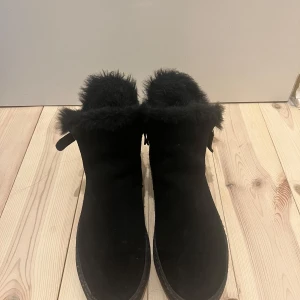 Svarta boots  - Snygga svarta boots med mjuk detalj. Perfekta för kalla dagar och ger en stilren look. De har en diskret logga baktill och är lätta att matcha med olika outfits. I princip helt oanvända!