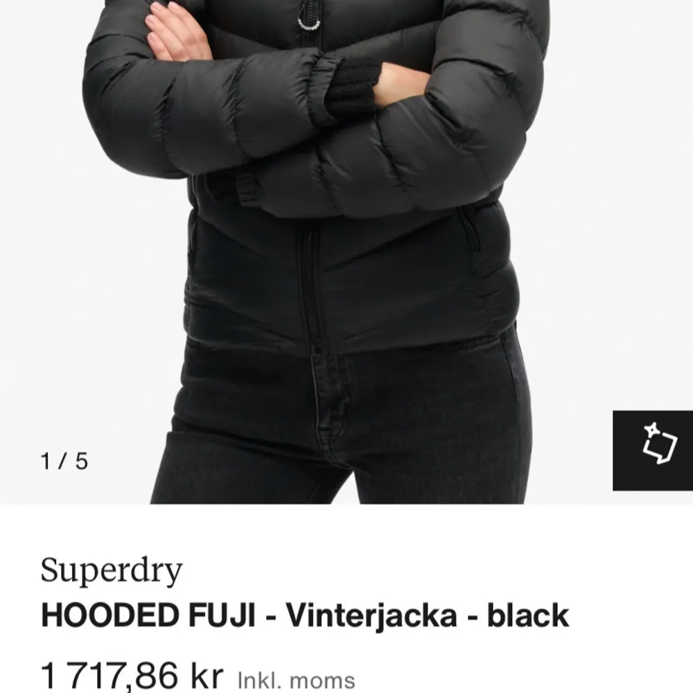 Säljer en svart vinterjacka från Superdry i mycket bra skick💞 Pufferjacka, perfekt för kalla vinterdagar. Den har en tight passform och är supermysig att ha på sig. Perfekt för både vardag och vinteraktiviteter! Ser precis ut som ny!❤️ kostar 1.700kr(kolla nästsista bild) men säljer för 899kr💞pris kan diskuteras. Jackor.