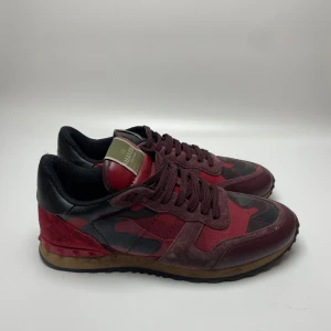 Valentino rockrunner  - Hej säljer nu dessa feta Valentino rockrunner. Skorna är i toppskick! Hör av dig vid frågor 