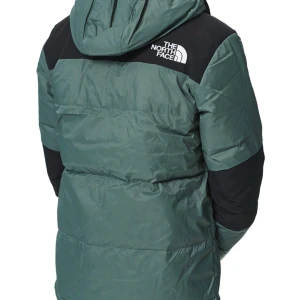 Grön och svart dunjacka från The North Face - Säljer en grön och svart dunjacka från The North Face med huva och dragkedja. Jackan har två bröstfickor och två sidofickor med dragkedjor. Perfekt för kyliga dagar.