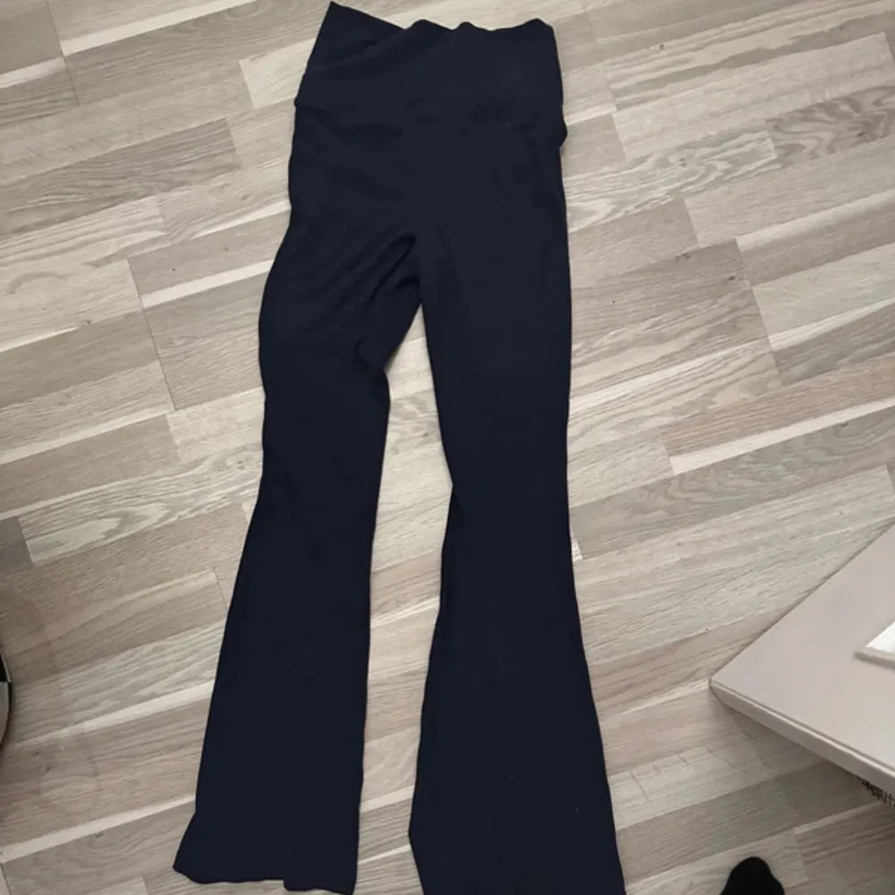 Snygga mörkblå yogapants man viker ned. Perfekta för en snygg look men avslappnad. Passa bra till både vardag och mer uppklädda tillfällen.. Farkut & Housut.