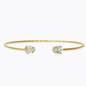 Guldarmband med kristaller - Elegant och minimalistiskt guldarmband som är slutsålt . Superfint och perfekt för alla tillfällen. Använt få gånger. Nypris 600 kr🥰 pris kan diskuteras!