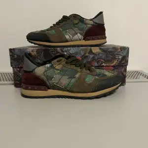 Ett par riktigt fräscha Valentino Rockrunners! Skorna är storlek 41/42. Perfekt till vintern, hör av dig vid funderingar! PRIS KAN DISKUTERAS!