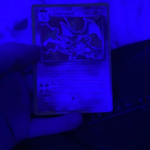 Charizard Pokémon-kort - Säljer ett Charizard Pokémon-kort den är äkta har tittat på den 
