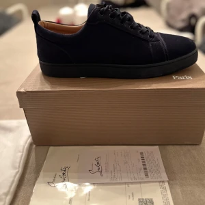 Mörkblåa christian Louboutin  - Säljer dessa snygga Christian Louboutin skor som är i nästan nyskick. Du får med kvitto dustbag och box. Tveka inte på att höra av er vid intresse eller frågor!