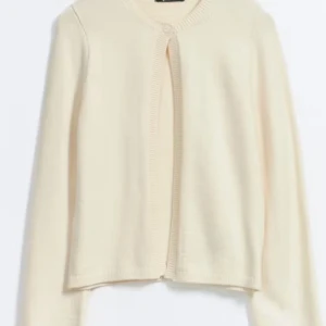 Beige kofta - Säljer en superfin beige kofta i mjukt material. Perfekt för lager-på-lager-stil och passar både till vardags och lite finare tillfällen. Den har en enkel knapp framtill och långa ärmar. Perfekt för höst och vår!