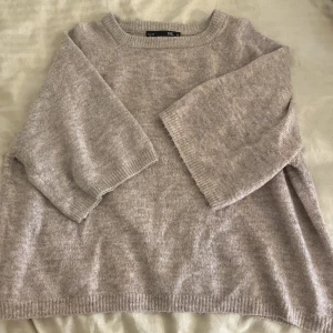 Beige stickad tröja från 157 - Mysig beige stickad tröja från 157 i storlek M. Den har en loose passform, perfekt för höst och vinter när du vill hålla dig varm och stilren. 🧶✨