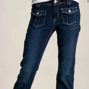 Mörkblå jeans med fickdetaljer - Snygga mörkblå bootcut jeans från gina med coola fickdetaljer och kontrastsömmar. Perfekta för både vardag och fest. De har en klassisk design med knapp och dragkedja framtill. Jag är 160 och dom passar perfekt i längden klassas som en 32 i midjan☺️ använda FÅTAL gånger