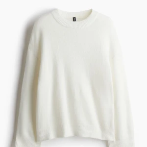 Vit stickad tröja från H&M - Mysig vit stickad tröja från H&M i storlek S. Perfekt för kyliga dagar med sin mjuka och varma känsla. Tröjan har långa ärmar och ribbade muddar som ger en skön passform. Enkel och stilren design som passar till allt! 🧶✨