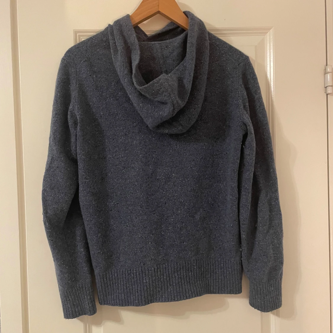 Mörkblå stickad hoodie - 90