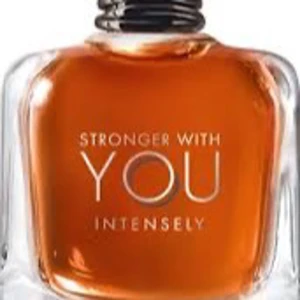 Stronger With You Intensely Parfym - Säljer en flaska av Emporio Armanis 'Stronger With You Intensely'. Den har en djup bärnstensfärg och kommer i en elegant glasflaska med svart kork. Perfekt för den som vill ha en intensiv och långvarig doft. Passar både till vardags och speciella tillfällen.