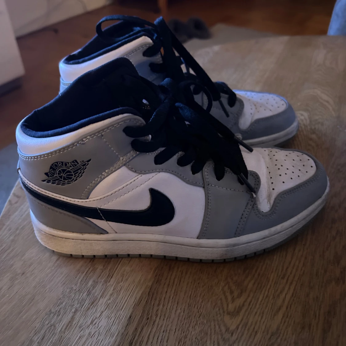 Nike Air Jordans i grått och vitt