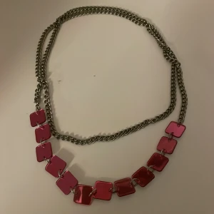 Rosa halsband eller kedja runt om midjan med fyrkantiga länkar - Snyggt halsband eller kedja  runt om midjan med rosa fyrkantiga länkar och en robust silverkedja. Perfekt för att ge en färgklick till din outfit. Passar både till vardags och festliga tillfällen. Lätt att matcha med andra smycken.