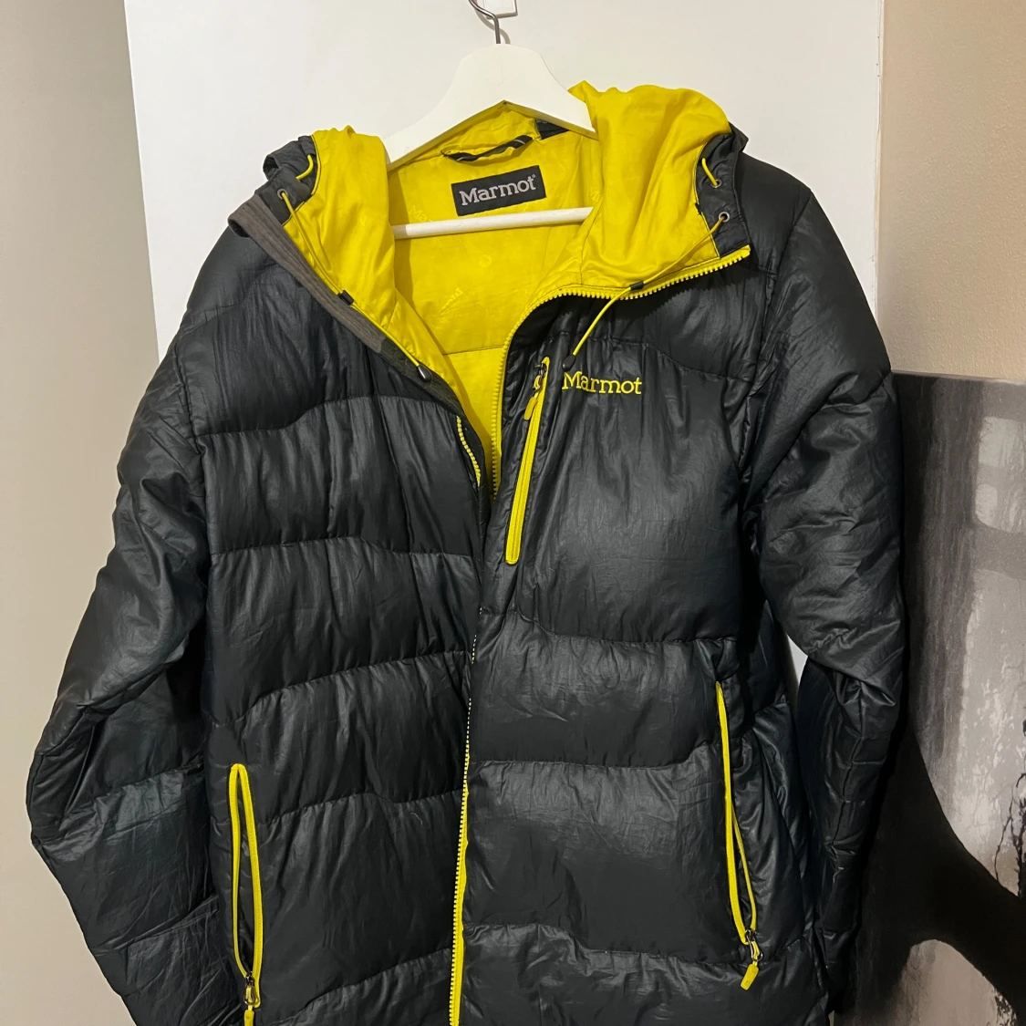 Varm svart och gul dunjacka från Marmot