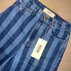 LIS BONNE ATELIER striped denim - Endast testade, säljer pga för liten storlek. Storlek 32 och nypris: 1300 kronor 