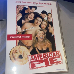 American Pie - Den oklippta versionen - Säljer DVD:n av 'American Pie', den oklippta versionen. En klassisk tonårskomedi om Jim och hans vänner som navigerar high school-livet och dess utmaningar. Perfekt för en nostalgisk filmkväll med mycket skratt!