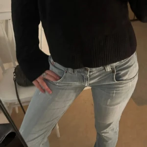 Ljusblå jeans från Boy Jeans - Jag säljer dessa jeans i storlek s, nästan aldrig använt och jätte bra sick. Lågmidjade jeans 
