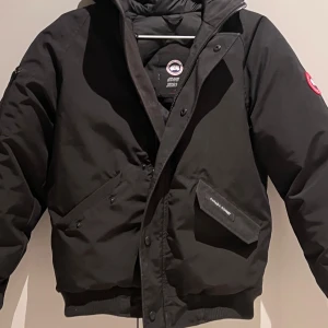 Canada Goose Jacka  - Säljer min snygga oanvända Canada Goose jacka!!🥰 Den är äkta och köpt för 8000 kr. Skriv till mig privat om du är intresserad eller vill ha fler bilder. Storlek: 14 år och 168 cm 