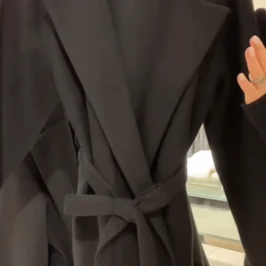 Svart kappa från missäy - lånade bilder!! super fin kortkappa från märket missäy. original priset är 375 men säljer nu för billigare. är fortfarande i nyskick då jag knappt använt den. 