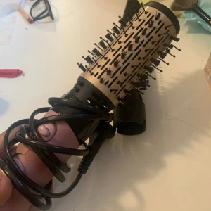 Värmeborste från remington - Värmeborste från märket remington köpt på clasohlson. funkar super köpt 2 år sedan