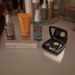 Sminkprodukter inklusive ögonskugga och ögonbrynsgel - Säljer en samling sminkprodukter: en ögonskugga från chanel i en palett med tre nyanser. Inkluderar även en ögonbrynsgel från Xbrow för att hålla brynen på plats. Även en settingspray från wet n wild och en Primer från figs and rouge. Säljer oxå en foundation från maybeline. Ögonskuggorna och foundationen är endast testade resten är oanvänt💕
