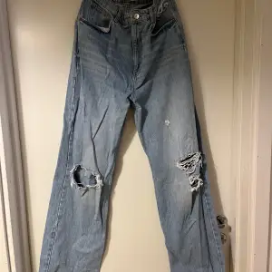 Säljer ett par ljusa jeans från Pull&Bear med slitna detaljer på knäna i storlek 38. 