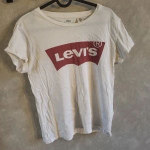 Vit t-shirt från Levi's - Vit Levi's t-shirt storlek S. 