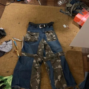Hybrid jeans/camo - Skriv för mått/bilder, bältet ingår inte.