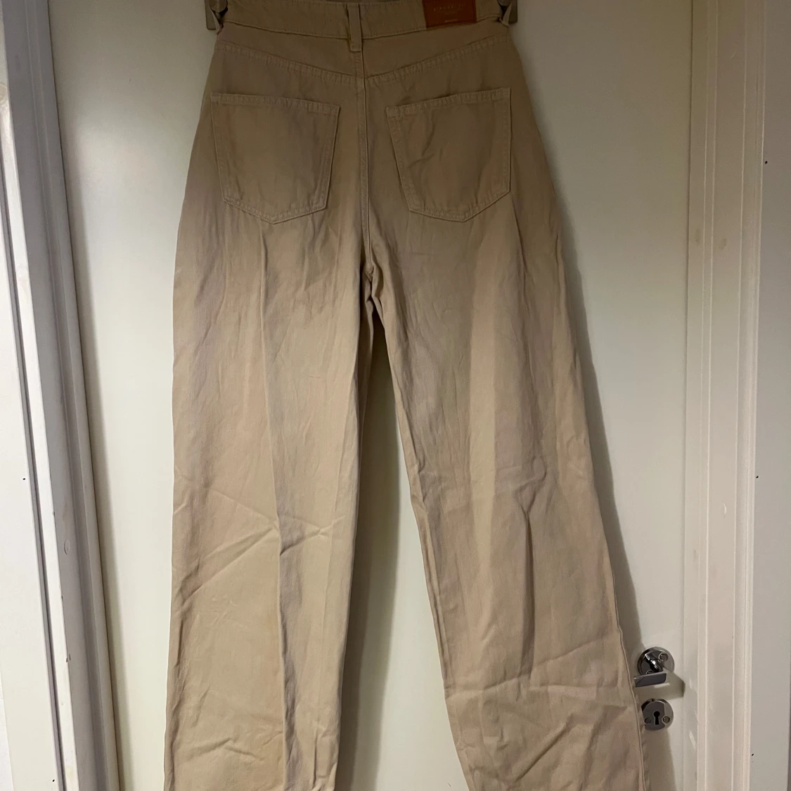 Beige byxor från Stradivarius - 90