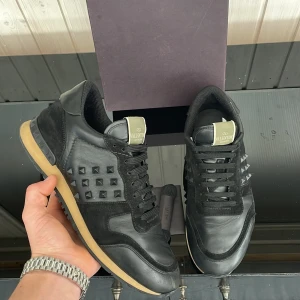 Valentino rockrunners  - Säljer dessa snygga rockrunners som passar perfekt nu till vintern! Size 42 men passar även 43-44. Skick 8/10.  Box, kort samt extrasnören tillkommer! Kan gå ner i pris vid snabb affär. Hör av dig vid minsta fundering!🤩