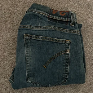 Dondup jeans - Riktigt snygga slitningar och detaljer! Storlek 34 men har förkortats hos en skräddare. Hela benlängden är nu 96 cm.