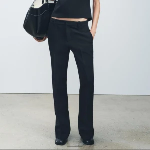 snygga lågmidjade kostymbyxor - kostymbyxor från zara, storlek m men är liten i storleken💞💘💓💗nypris är 559, endast använda en gång!!