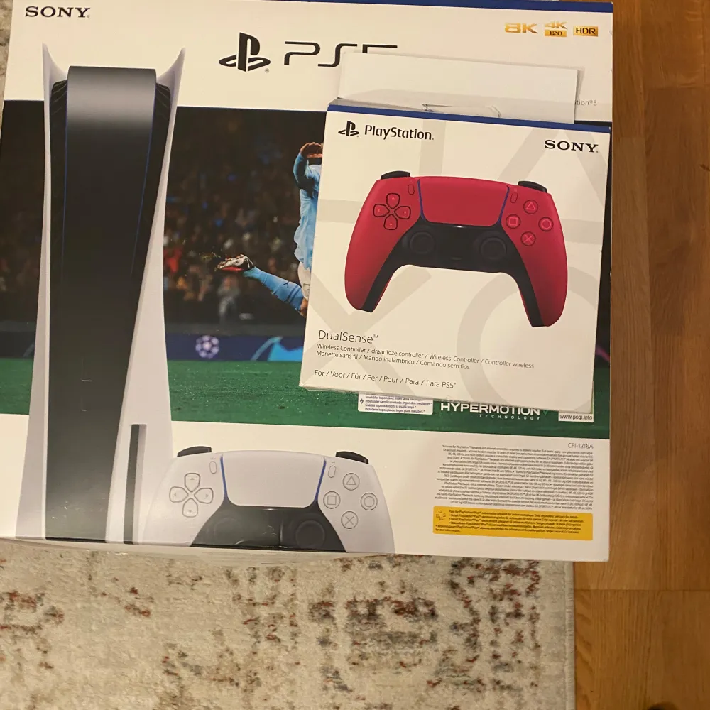 Säljer en PlayStation 5 med en röd -kontroll. Konsolen har en elegant vit design med svarta detaljer och stöd för 4K HDR. Perfekt för spelentusiaster som vill uppleva nästa generations spel. Bra kvalitet . Asusteet.