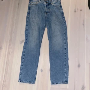 Blå jeans från Sweet Sktbs - Säljer ett par klassiska blå jeans från Sweet Sktbs. De har en straight passform och är högmidjade med knapp och dragkedja framtill. Perfekta för en avslappnad stil.