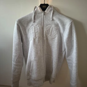 Tuttolente MT zip hoodie - Säljer denna Tuttolente MT zip hoodie i storlek S, använd väldigt få gånger så den är i absolut nyskick. Säljs för att jag inte använder den så den hänger mest i garderoben, hör av er vid frågor. Hjalmar